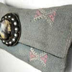 Unik håndtaske i kaktusslkesof med stor dekorativ knap på midten og kobber kæde
