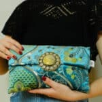 Handtasche LUCIE aus weichem Veloursstoff in Blau- und Grüntönen