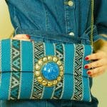 handtas van blauwe stof met patroon, ritssluiting aan de binnenkant en koperen ketting