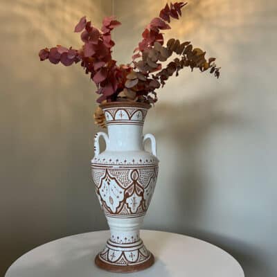Marokkanische Keramikvase in Braun und Weiß mit Henkel auf jeder Seite