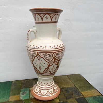 Vase marocain en céramique marron et blanc avec anse de chaque côté