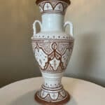 Marockansk keramikvas brun och vit med handtag på varje sida