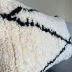 pudebetræk af blødt beni ouarain tæppe i hvid uld med sorte aftegninger