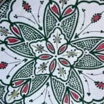 Flot mørkegrønt marokkansk fad med røde detaljer, håndlavet i Marokko. Smukt mønster. Måler 42 cm.