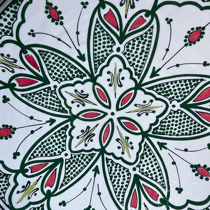 Flot mørkegrønt marokkansk fad med røde detaljer, håndlavet i Marokko. Smukt mønster. Måler 42 cm.