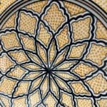Plat marocain en céramique 35 cm_jaune avec étoile noire_1j