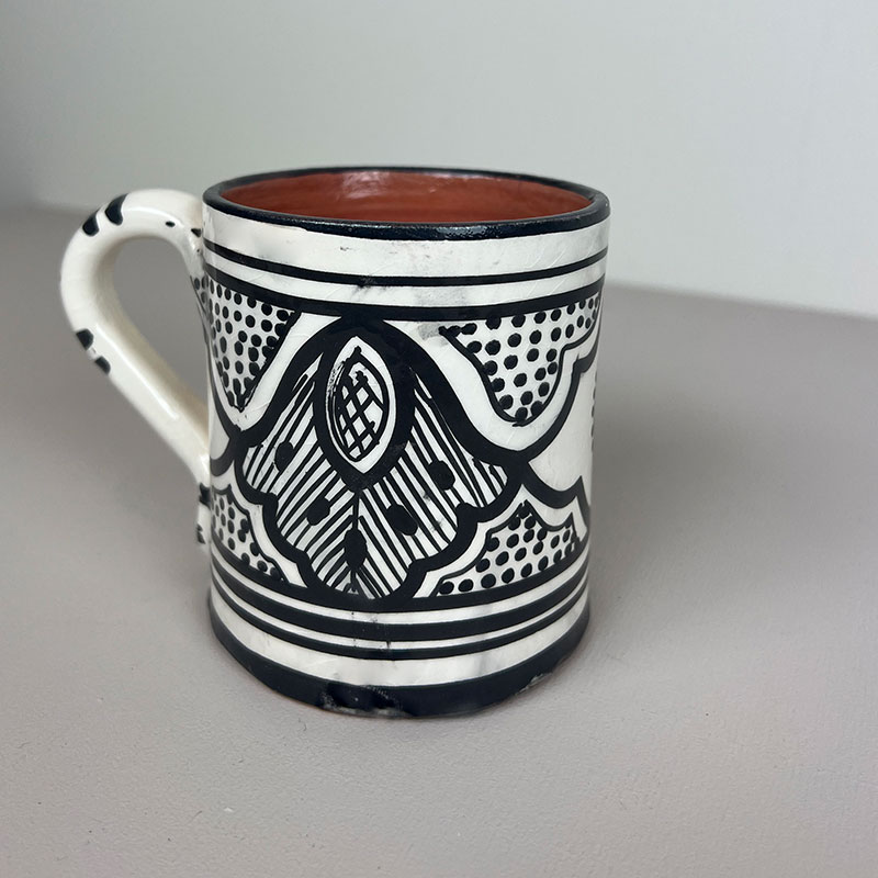 Se Marokkanske keramik krus med hank - Sort hos Tibladin.dk