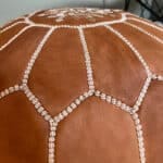 Marokkanischer Sitzpuff aus hellbraunem Leder mit einer Latte in der Mitte von 50 cm Durchmesser