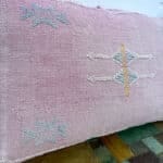 Housse de coussin en soie cactus 40x60 cm d'une belle couleur rose et motif brodé à la main