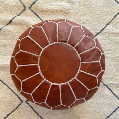 Marokkaanse poef in een lichte cognackleur zonder patroon in het midden