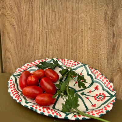 Assiette marocaine en céramique_ovale à bord dentelé_vert rouge
