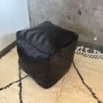 quadratischer Pouf aus schwarzem Leder