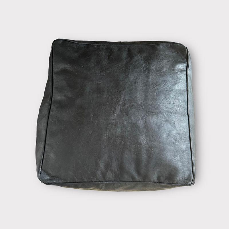 Billede af Firkantet puf i sort læder - 50x50 cm.