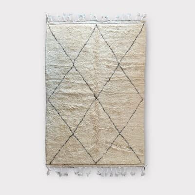 Beni Ouarain wool rug measuring 158x226 cm.
