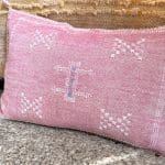 Motif 2 in pink hue. Cactus silk pillowcase handmade in Morocco. Measures approx. 40x60 cm.