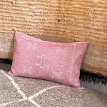 Motif 2 in pink hue. Cactus silk pillowcase handmade in Morocco. Measures approx. 40x60 cm.