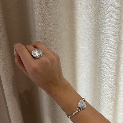 Wunderschöner runder Silberring mit Spiralmotiv. Schlicht und elegant. Handgefertigt in Tiznit in Marokko. Der Spiralring ist in zwei Größen (Spirale im Durchmesser) erhältlich.