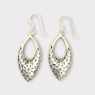 Elegant dangling earrings in a stylish design. Handmade from genuine silver in Tiznit, Morocco.