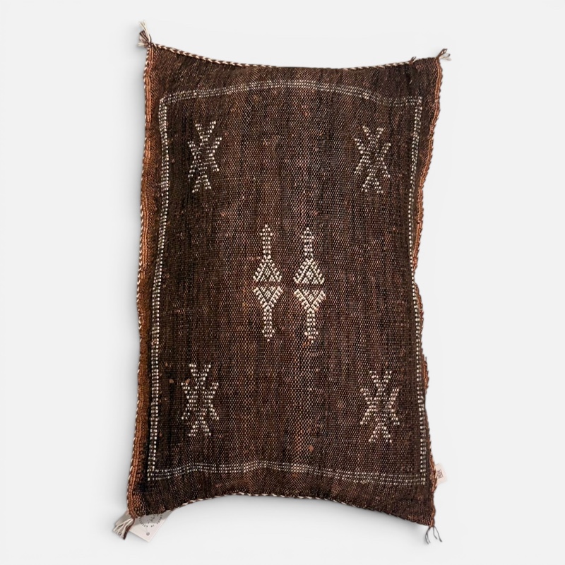 Motif 5 in earthy tones. Cactus silk pillowcase handmade in Morocco. Measures 40x60 cm.