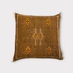 Kussensloop van cactuszijde in mokka/bruinachtige tinten. Alle varianten zijn uniek. Handgeweven in Marokko van cactuszijde, gewonnen in de Sahara. Variant 3.