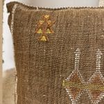Kussensloop van cactuszijde in mokka/bruinachtige tinten. Alle varianten zijn uniek. Handgeweven in Marokko van cactuszijde, gewonnen in de Sahara. Variant 4.