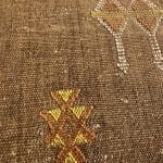 Kussensloop van cactuszijde in mokka/bruinachtige tinten. Alle varianten zijn uniek. Handgeweven in Marokko van cactuszijde, gewonnen in de Sahara. Variant 4.