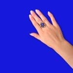 Emaillering mit einer Blume in Majorelle-Blau und einem warmen Gelb