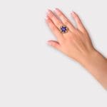 Emaillering mit einer Blume in Majorelle-Blau und einem warmen Gelb