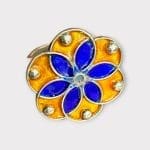 Emaillering mit einer Blume in Majorelle-Blau und einem warmen Gelb