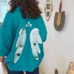 Shirt ANGEL TIDE_ turquoiseblauw shirt met opgenaaide engelenvleugels op de rug