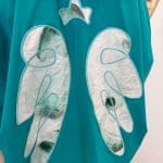 Shirt ANGEL TIDE_ turquoiseblauw shirt met opgenaaide engelenvleugels op de rug