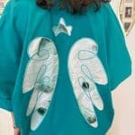 Shirt ANGEL TIDE_ turquoiseblauw shirt met opgenaaide engelenvleugels op de rug