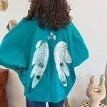 Shirt ANGEL TIDE_ turquoiseblauw shirt met opgenaaide engelenvleugels op de rug