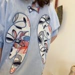 Chemise_ANGEL WAVE bleu clair avec ailes d'ange colorées cousues dans le dos