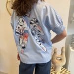 Chemise_ANGEL WAVE bleu clair avec ailes d'ange colorées cousues dans le dos