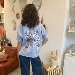 Chemise_ANGEL WAVE bleu clair avec ailes d'ange colorées cousues dans le dos