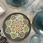 plateau en bois peint_FOREST dans des tons vert poussiéreux et jaune