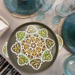 plateau en bois peint_FOREST dans des tons vert poussiéreux et jaune