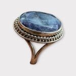 Sølvring med stor fiolett sodalittstein