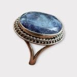 Sølvring med stor fiolett sodalittstein