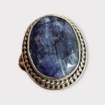Sølvring med stor fiolett sodalittstein
