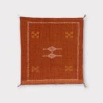 Kaktuslignende putetrekk i terrakotta med hvite og gule detaljer, motiv 3