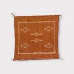 Kaktuslignende putetrekk i terrakotta med hvite og gule detaljer, motiv 5