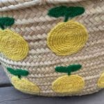 LEMON LOVE_panier - panier en osier avec 6 citrons jaunes brodés avec des feuilles vertes