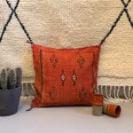 mørk orange kaktussilkebetræk med mørke geometriske mønstre - terracotta motiv 1