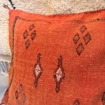 mørk orange kaktussilkebetræk med mørke geometriske mønstre - terracotta motiv 1