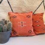 mørk orange kaktussilkebetræk med mørke geometriske mønstre - terracotta motiv 3 og motiv 1