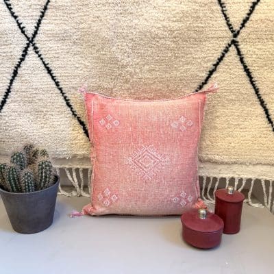 rød motiv 2. Kaktussilkepudebetræk med lysgrønne mønstre.