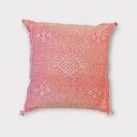 rød motiv 2. Kaktussilkepudebetræk med lysgrønne mønstre.