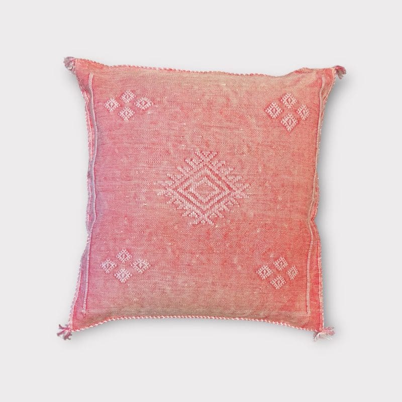 rød motiv 2. Kaktussilkepudebetræk med lysgrønne mønstre.